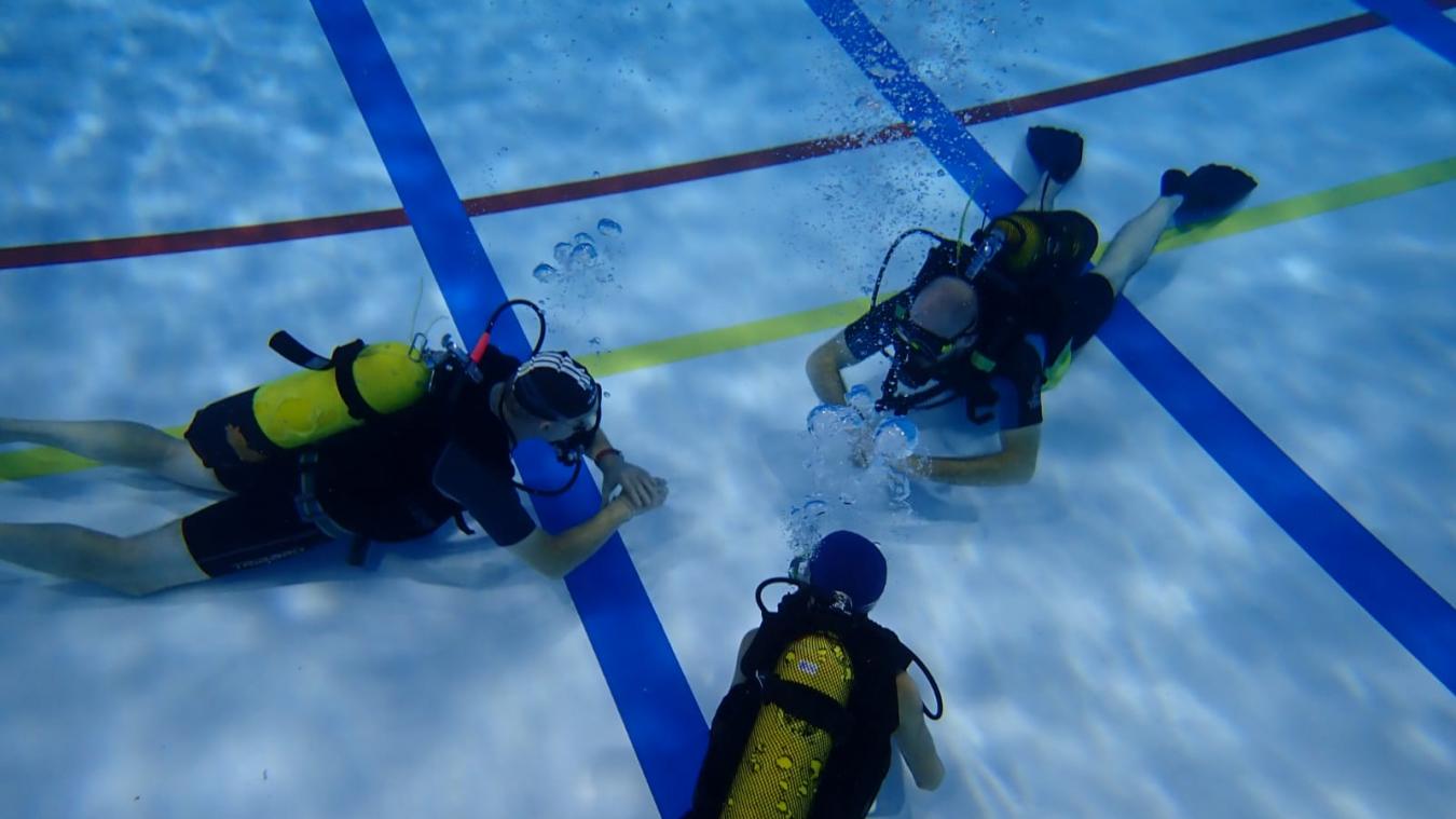 Étoile dans la piscine de Verviers avec les Squales en bouteille